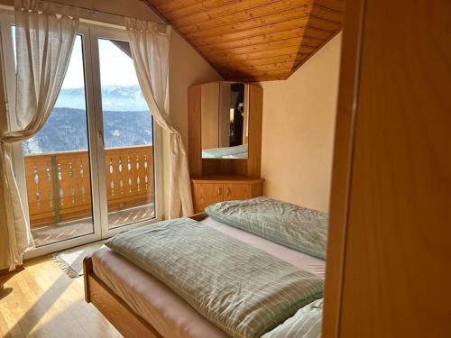 a bedroom with a bed and a large window at Riant gelegen Villa in Stöckelweingarten