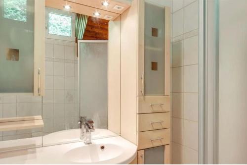 a white bathroom with a sink and a shower at Riant gelegen Villa in Stöckelweingarten