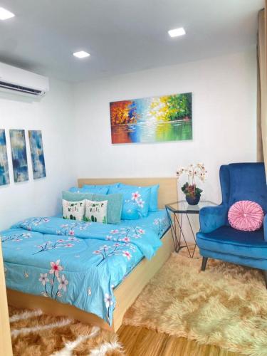 1 dormitorio con 1 cama azul y 1 silla azul en ADRIANA CABIN en Melaka