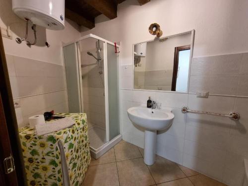 Ένα μπάνιο στο L'Antica Torre Caralis Holiday