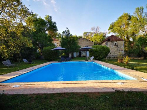 a swimming pool in the yard of a house at Mulé in Lagardère