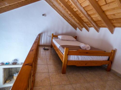 1 dormitorio con cama y mesa de madera en Garden House No 2, en Plomari