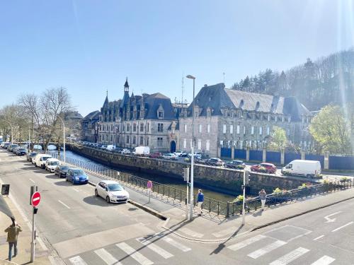 カンペールにあるLE QUAI 18 - Luxe - Plein Centre - Vue dur les quais - Wifi - Parkingの川沿いに車を停めた通り