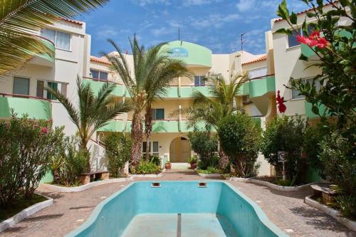 un complejo con piscina frente a un edificio en Apartamento T3 encantador com piscina wifi e perto de praia, en Santa Maria