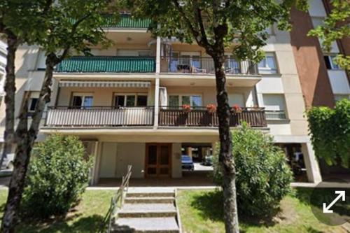 ein großes Apartmenthaus mit einem Balkon und Bäumen in der Unterkunft Amplio y soleado Alquilo apartamento entero de 3 hab 5 pax in Zarautz