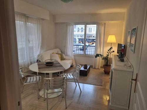 un salon avec une table et des chaises dans l'établissement L'onda, cosy 2 pièces à Menton proches plages, à Menton