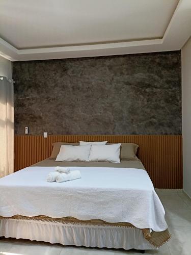 sypialnia z dużym łóżkiem z białą pościelą w obiekcie PIRANHAS HOTEL w mieście Piranhas