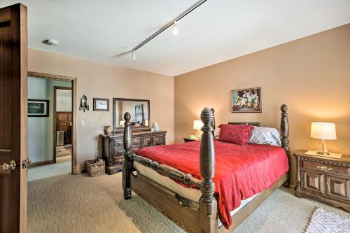 1 dormitorio con 1 cama con colcha roja en Stunning Sheridan Ranch Villa Mountain View!, en Sheridan