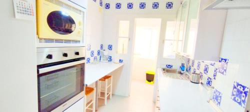 Una cocina o zona de cocina en Apartamento Tres Carabelas II, AC, Wifi, Parking