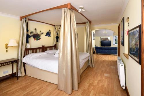 Kirkpatrick DurhamにあるCraigadamのベッドルーム(天蓋付きベッド1台付)、リビングルーム