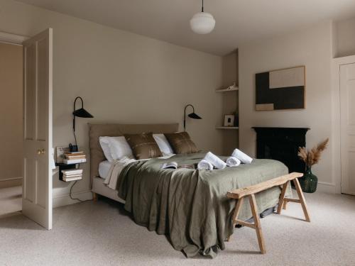 een slaapkamer met een groot bed en een open haard bij The Curator's Apartment - 2 Bedrooms with parking in Bath
