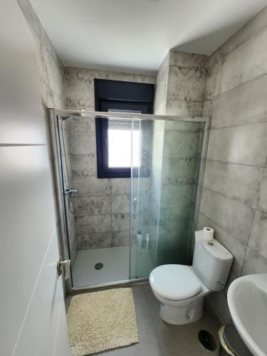 łazienka z prysznicem, toaletą i umywalką w obiekcie Apartamento Centro Ronda 2 w mieście Ronda