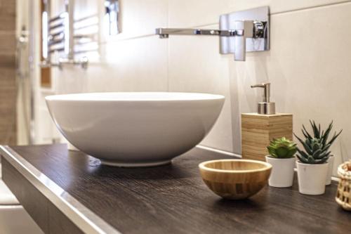 ein Badezimmer mit einem weißen Waschbecken auf der Theke in der Unterkunft Il Richiamo Del Mare in Neapel