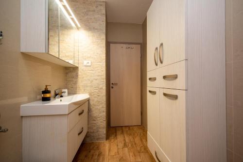 eine kleine Küche mit Spüle und Kühlschrank in der Unterkunft Apartment Traveler in Split