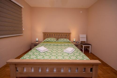 ein Schlafzimmer mit einem Bett mit zwei Kissen darauf in der Unterkunft Apartment Traveler in Split