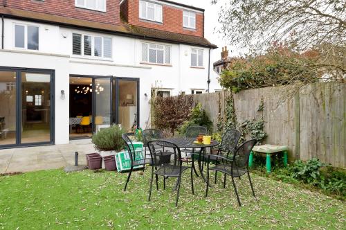 Wonderful family home with garden near Twickenham by UnderTheDoormat