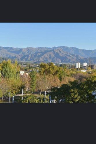 uitzicht op een stad met bergen op de achtergrond bij Departamento Beltrán in Godoy Cruz