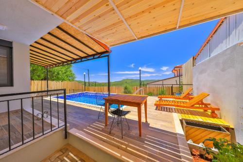 Bazén v ubytování Luxury Villa Meri with Pool and Jakuzi in Kaş nebo v jeho okolí