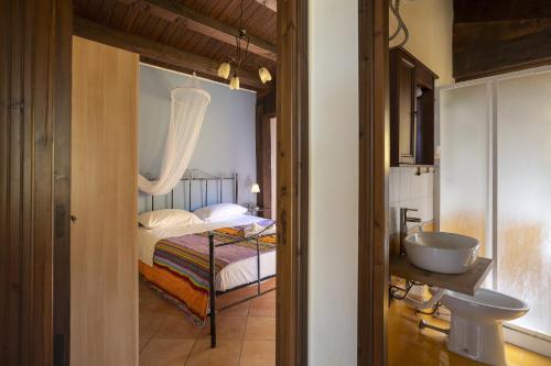 1 dormitorio con 1 cama y baño con lavamanos en Il Carrubo, en Marsala