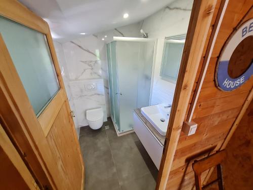 een badkamer met een douche, een toilet en een wastafel bij Holiday Park Lu-Ka in Pakoštane