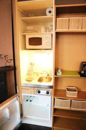 Küche/Küchenzeile in der Unterkunft Modern Private Studio Room