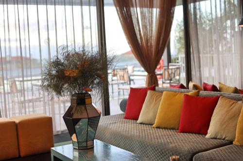 a living room with a couch and a vase on a table at Enotel Magnólia in Funchal