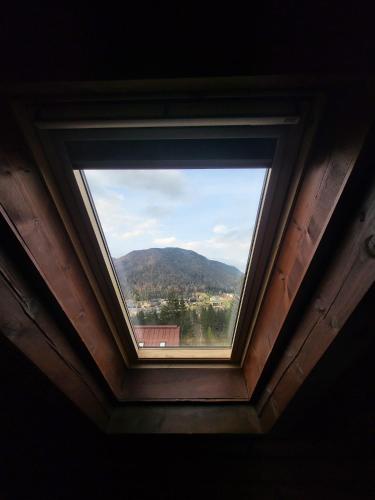 uma janela num quarto com vista para uma montanha em La casa lassù em Tarvisio