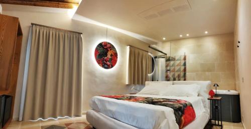 een slaapkamer met een groot bed in een kamer bij Terre di Sveva in Castel del Monte