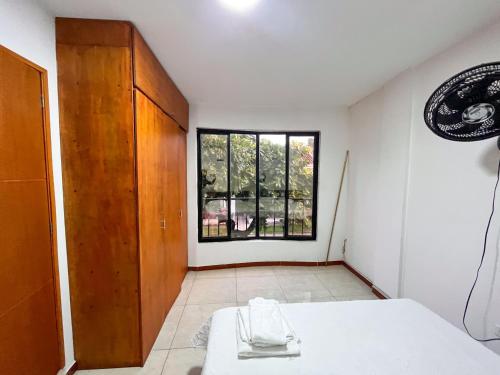 a room with a bed and a window at Hermoso y acogedor apartamento in Cali