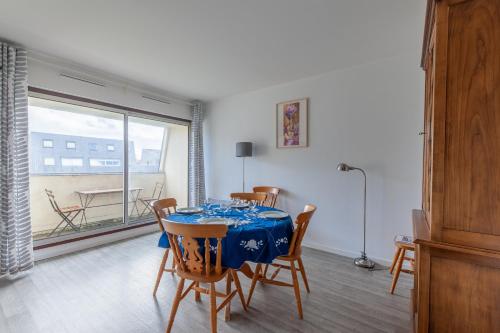 une salle à manger avec une table et des chaises et une fenêtre dans l'établissement Duplex Croisette - Duplex à Bernières-sur-Mer, à Bernières-sur-Mer