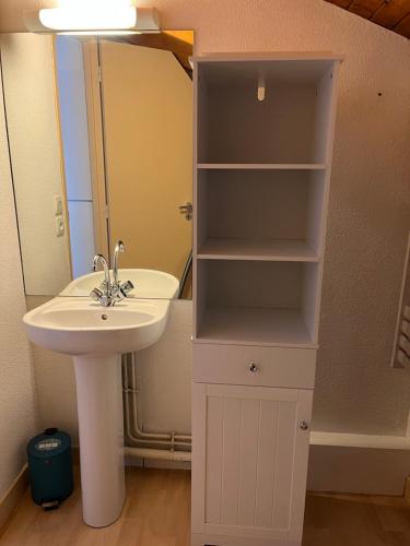 W łazience znajduje się umywalka i lustro. w obiekcie Studio 1411 w mieście Ustou