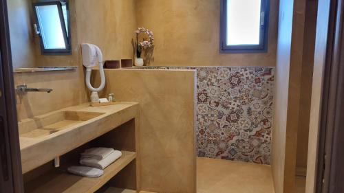 Salle de bains dans l'établissement U San Daniellu villas et chambres