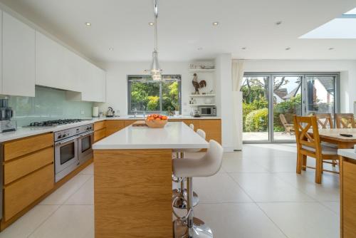 JOIVY Fantastic 4-bed house with Garden and Parking