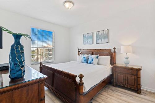 een slaapkamer met een bed en een vaas op een tafel bij 4814 Cayview Avenue 406 in Orlando