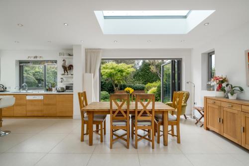 JOIVY Fantastic 4-bed house with Garden and Parking