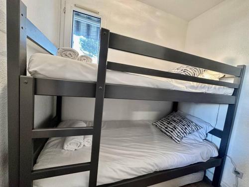 quelques lits superposés dans une chambre dans l'établissement PGH N11- Terrasse Arborée, Piscine, Parking Privé, à La Grande Motte