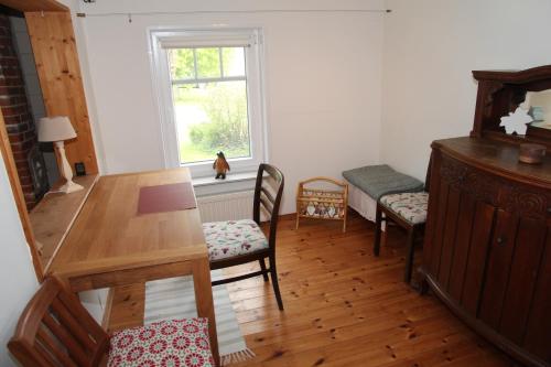 uma sala de jantar com uma mesa e cadeiras e uma janela em Sandkasten em Upleward