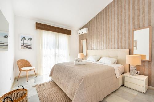 Ένα ή περισσότερα κρεβάτια σε δωμάτιο στο Villa Cabopino - Golfside Villa with Spectacular Ocean Views