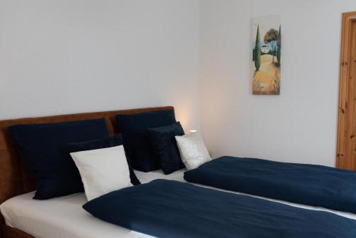 twee bedden naast elkaar in een slaapkamer bij Ferienwohnung am Kurpark Ostrau in Bad Schandau