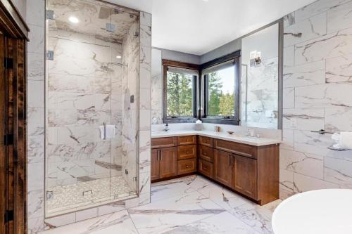 y baño con ducha y lavamanos. en Gondola Vista Luxury Villas by Ski Heavenly & Beaches en South Lake Tahoe