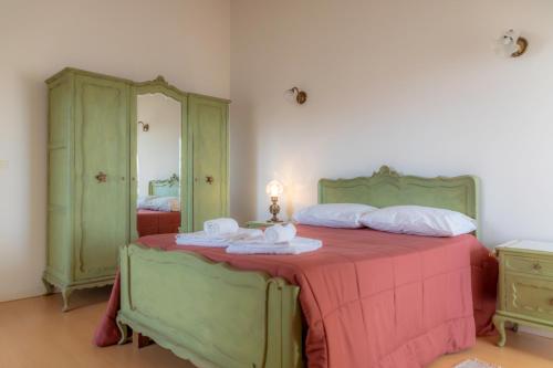 a bedroom with a bed with a pink blanket and a mirror at Casa do Hospital-Guest House in Abaças