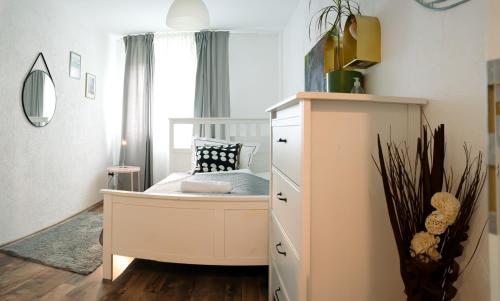 a childs bedroom with a bed and a dresser at Charmantes Privatzimmer in der Stadt in Koblenz