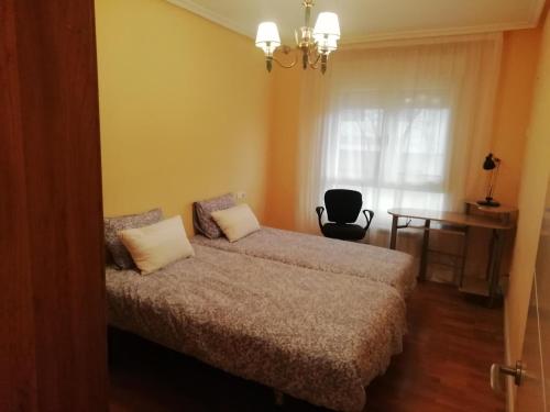 een slaapkamer met een bed, een tafel en een raam bij Amplio y soleado Alquilo apartamento entero de 3 hab 5 pax in Zarautz