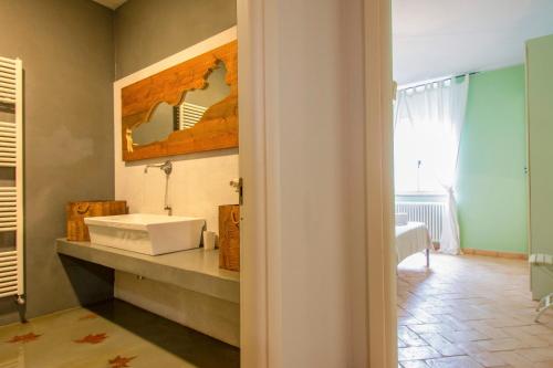 een badkamer met een wastafel en een spiegel aan de muur bij Località Poggio Capriolo Il Casale dei Ciliegi in Baschi