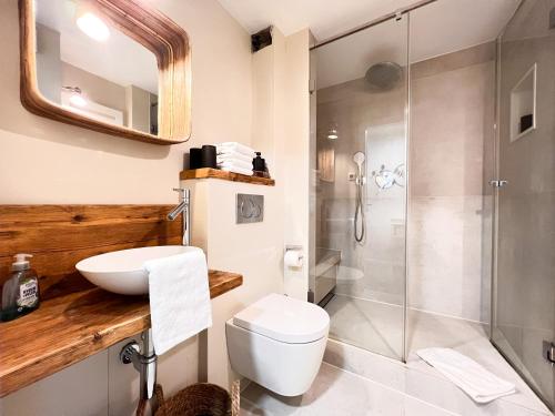 uma casa de banho com um lavatório e um chuveiro. em Sylter Residenz App 43 mit Meerblick em Westerland