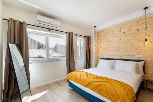 um quarto com uma cama e uma janela em Sé Apartamentos - Liberdade 546 Apartments em Braga