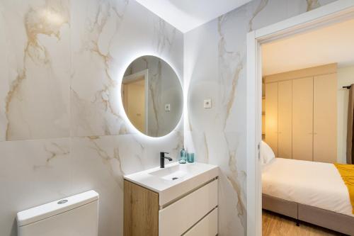 En eller flere senge i et værelse på Liberdade 546 Family Apartment By Sé Apartamentos