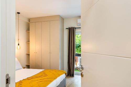 En eller flere senge i et værelse på Liberdade 546 Family Apartment By Sé Apartamentos