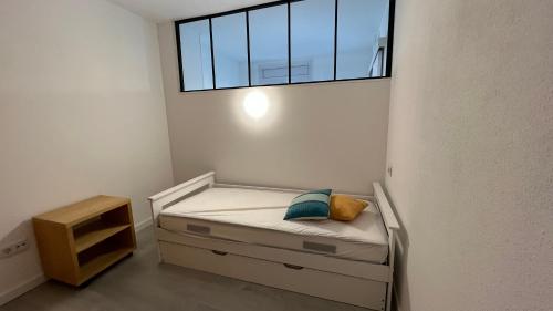 A bed or beds in a room at Precioso apartamento para 6 personas AV-74