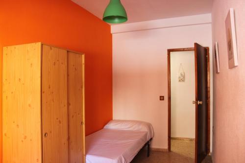 Schlafzimmer mit orangefarbenen Wänden und Etagenbett in der Unterkunft Wimpy Solo Familias Serviplaya in Casas Las Basas